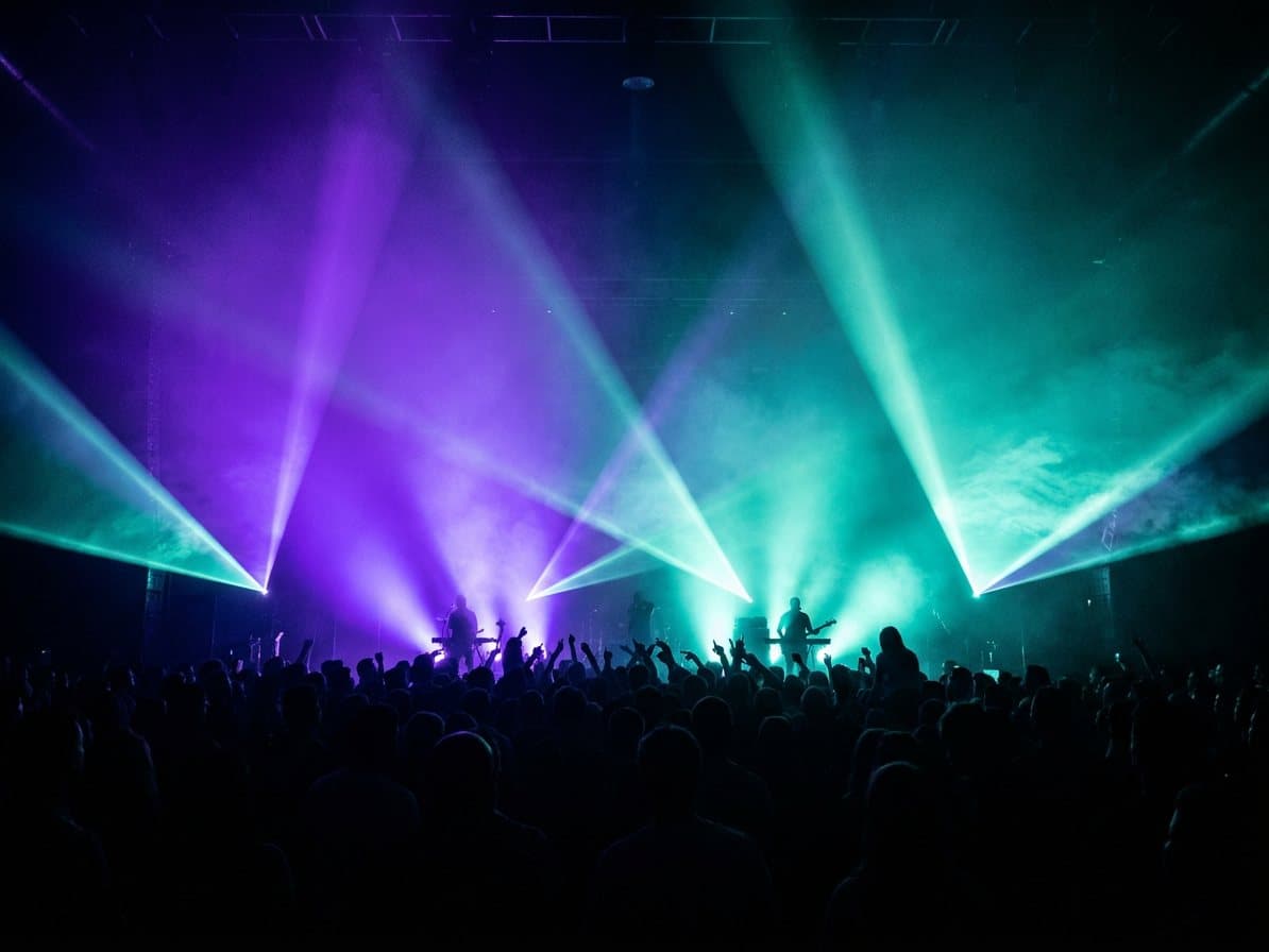 Eventbühne mit Lichtkegeln, KI-gestützt erstellt